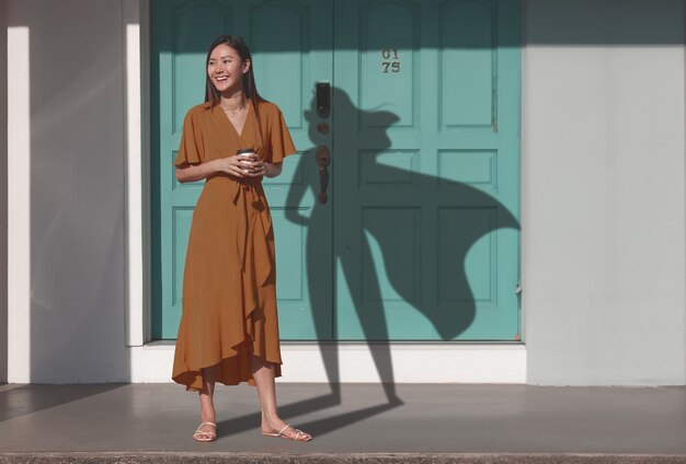 Conceito de super-herói feminino de tiro completo