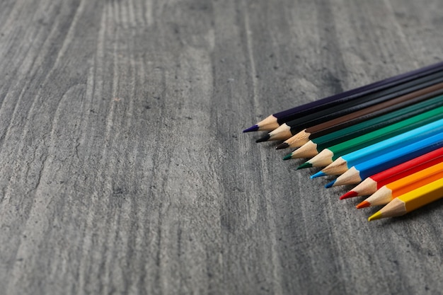 Conceito de suprimentos para desenhar lápis coloridos