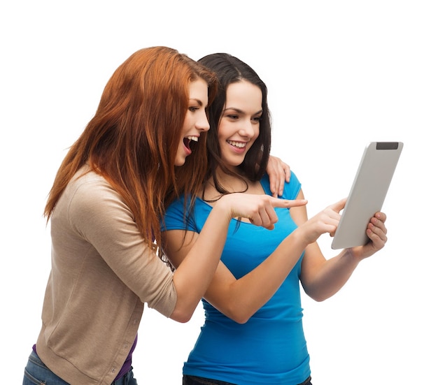 conceito de tecnologia, amizade e pessoas - dois adolescentes sorridentes apontando o dedo para a tela do tablet pc