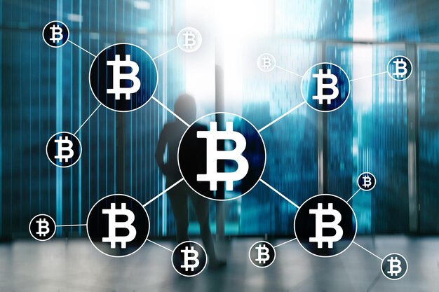 Conceito de tecnologia de criptomoeda e blockchain Bitcoin em fundo de arranha-céus turva