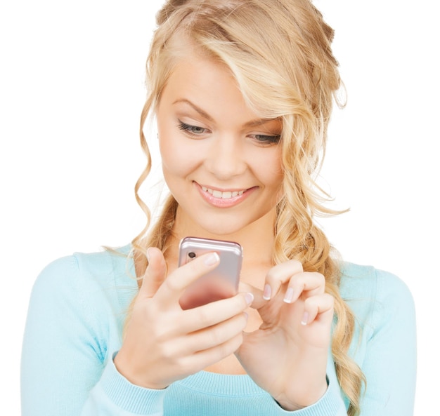 Conceito de tecnologia e internet - mulher sorridente com smartphone