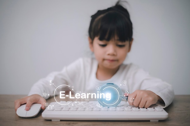 Foto conceito de tecnologia educacional estudante aprendendo na sala conceito de edtechelearning da escola online