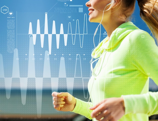 Foto conceito de tecnologia, esporte, fitness, exercício e estilo de vida - mulher sorridente fazendo corrida com fones de ouvido ao ar livre