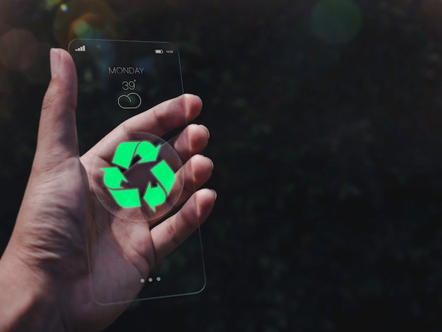 Conceito de tecnologia futurista moderno de vidro transparente. Energia renovável com reciclagem verde em um futuro smartphone fino em fundo escuro com espaço de cópia, conceito de dispositivo ecológico.