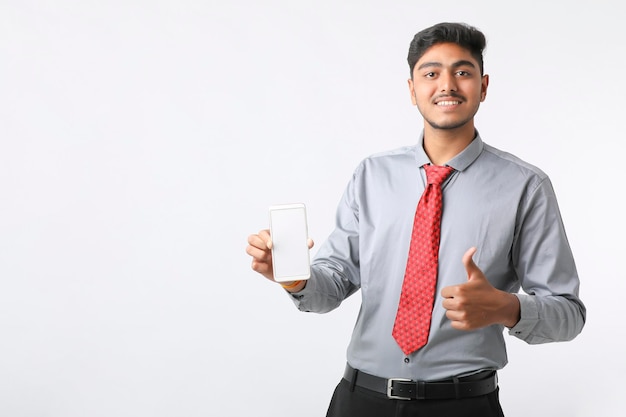 Conceito de tecnologia: jovem empresário indiano mostrando a tela do smartphone.