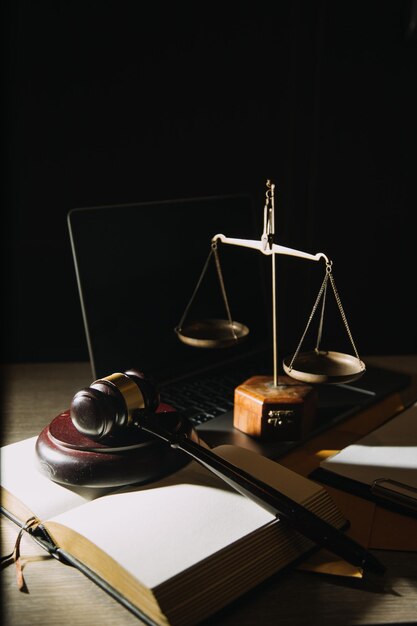 conceito de tecnologia legal juiz martelo no computador com balanças de justiça na mesa do advogado