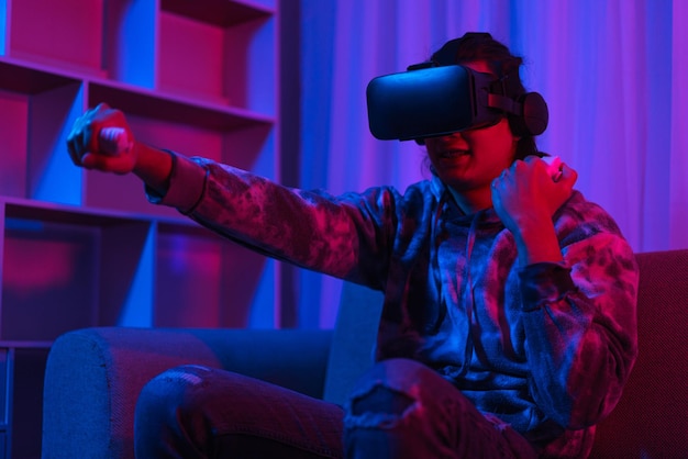 Conceito de tecnologia metaverso Homem usa óculos de realidade virtual e se diverte jogando boxe no mundo virtual