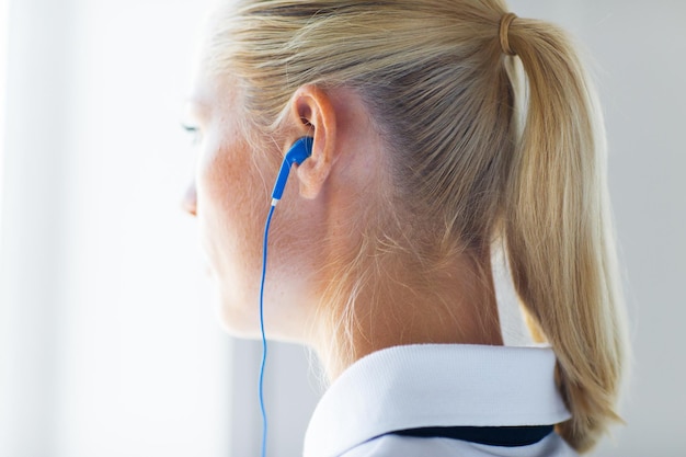 conceito de tecnologia, música e pessoas - close-up de mulher em fones de ouvido em casa