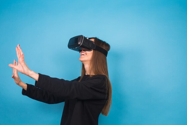 Conceito de tecnologia, realidade virtual, entretenimento e pessoas - jovem feliz com fone de ouvido de realidade virtual ou óculos 3d.