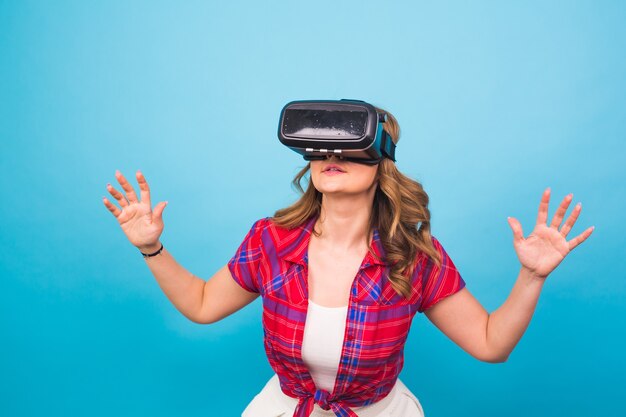 Conceito de tecnologia, realidade virtual, entretenimento e pessoas - mulher com óculos de realidade virtual.