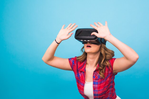 Conceito de tecnologia, realidade virtual, entretenimento e pessoas - mulher com óculos de realidade virtual.