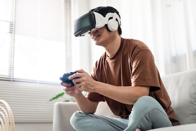 Conceito de tecnologia Uma pessoa usando um fone de ouvido de realidade virtual e segurando um jogo de console preto