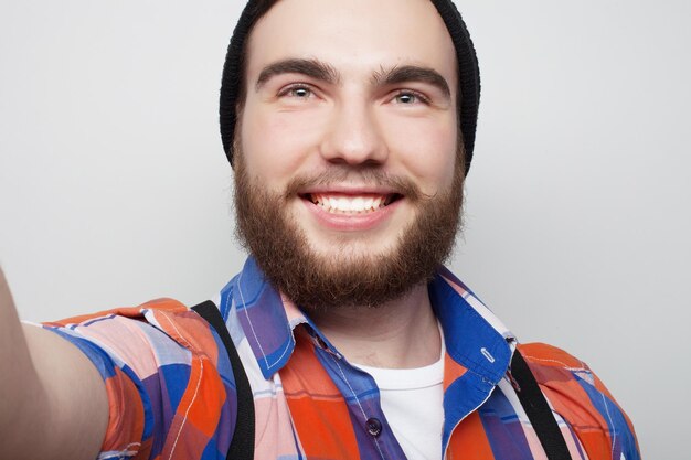 Conceito de tehnology Selfie feliz Jovem bonito segurando a câmera e fazendo selfie e sorrindo