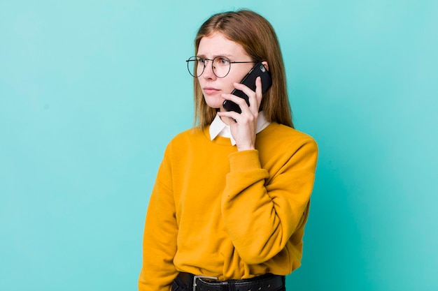 Conceito de telefone de mulher bonita adulta jovem