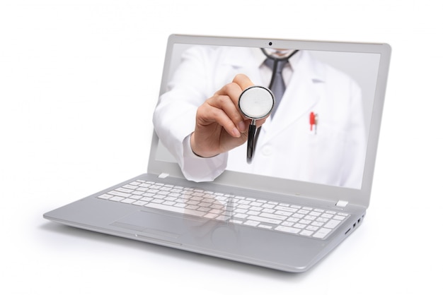 Conceito de telemedicina, médico com um estetoscópio na tela do laptop,