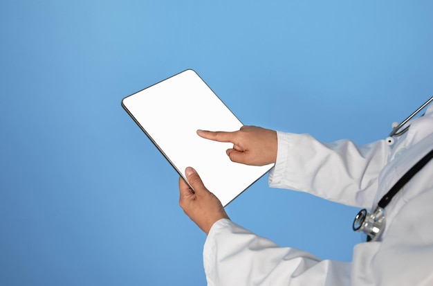 Foto conceito de telemedicina mulher médica usando tablet digital com tela branca em branco