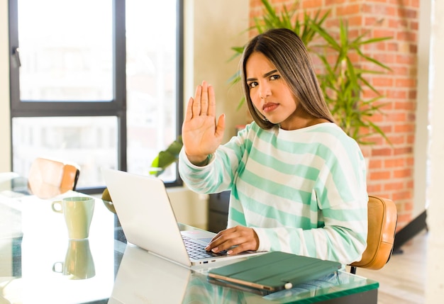 Foto conceito de teletrabalho de mulher muito latina