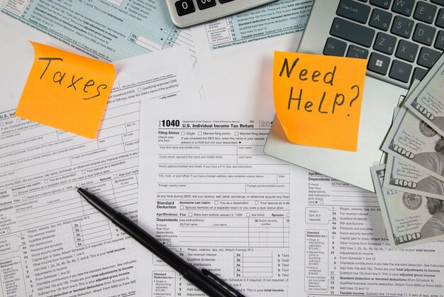 Conceito de tempo de imposto formulário de imposto com materiais de escritório em documento financeiro branco