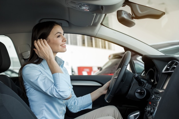 Conceito de test drive para mulher jovem em um serviço de aluguel de automóveis