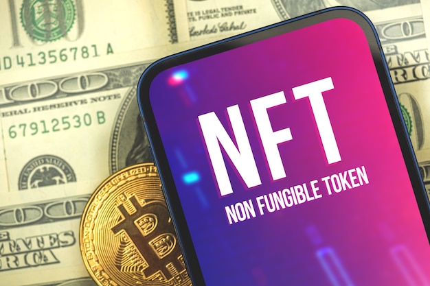 Conceito de token não fungível de NFT com bitcoin, criptomoeda e fundo de criptomoeda com logotipo na tela do celular moderno, foto da empresa