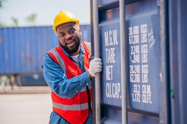 Conceito de trabalhador afro-americano Trabalhador afro-americano que trabalha em contêineres de armazém para exportação de importação logística Trabalhador negro