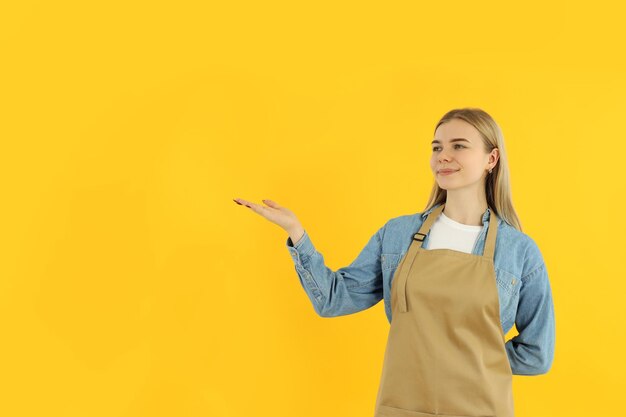 Conceito de trabalho com espaço de garçom jovem para texto