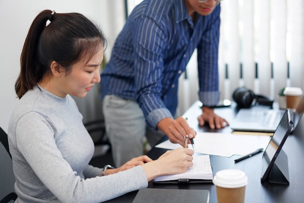 Conceito de trabalho de escritório um empresário inteligente oferecendo uma ideia sobre o marketing