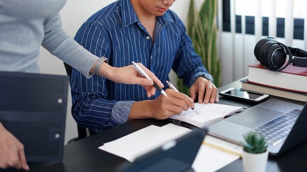 Conceito de trabalho de escritório uma linda empresária pedindo uma ideia sobre o marketing