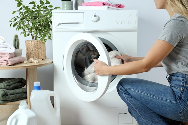 Conceito de trabalho doméstico com máquina de lavar e menina em fundo branco