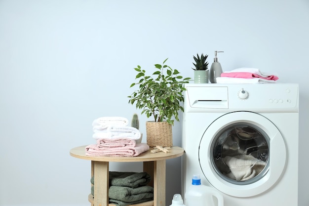 Conceito de trabalho doméstico com máquina de lavar roupa em fundo branco