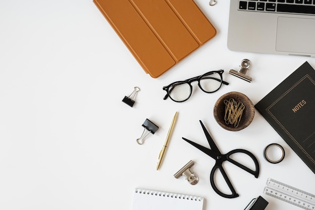 Conceito de trabalho em casa Flatlay do espaço de trabalho estético minimalista Vista superior plana lay composição do escritório de negócios