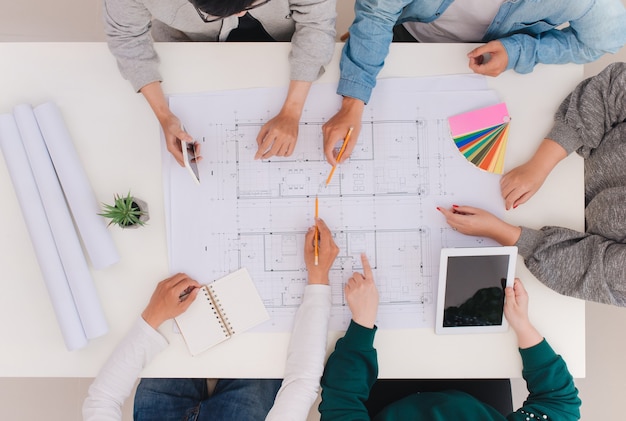 Conceito de trabalho em equipe. Colegas arquitetos e arquitetos desenhando o planejamento gráfico do projeto de criação de interiores