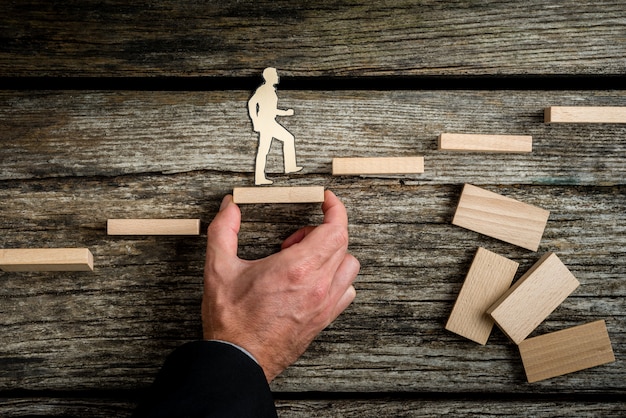 Conceito de trabalho em equipe com o empresário segurando escadas