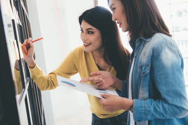 Conceito de trabalho em equipe e educação de negócios.