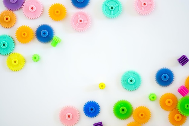 Conceito de trabalho em equipe e solidariedade com fotografia de engrenagens de brinquedo de plástico colorido conectado