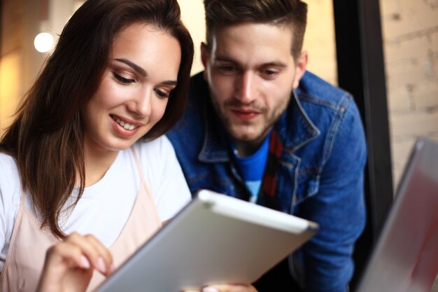 Conceito de trabalho em equipe. Jovens colegas de trabalho criativos trabalhando com novo projeto de inicialização em um escritório moderno.