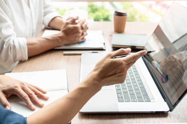 Conceito de trabalho em equipe, negócios, discutindo o trabalho na reunião no escritório moderno