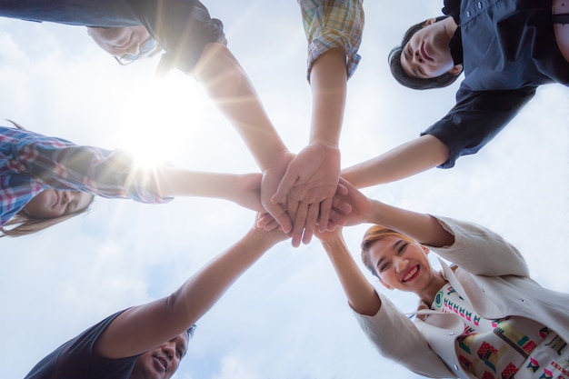 Conceito de trabalho em equipe. Pessoas de negócios, unir as mãos. pessoas de negócios fazendo pilha de mãos