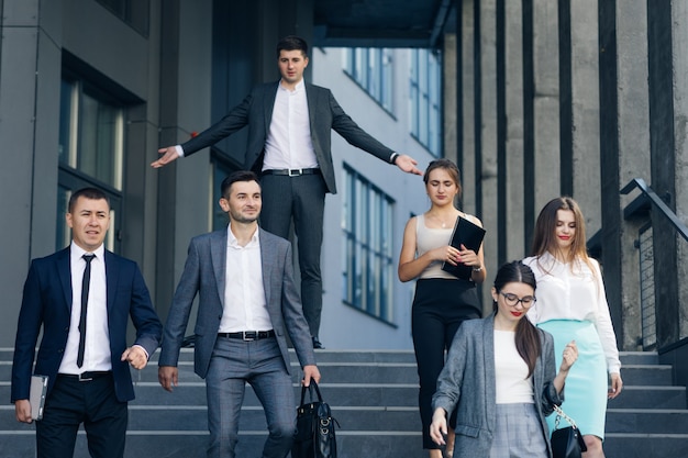 Conceito de trabalho, esgotamento nervoso. Crise. Desemprego. Funcionários insatisfeitos de colegas de trabalho deixando o chefe indo embora