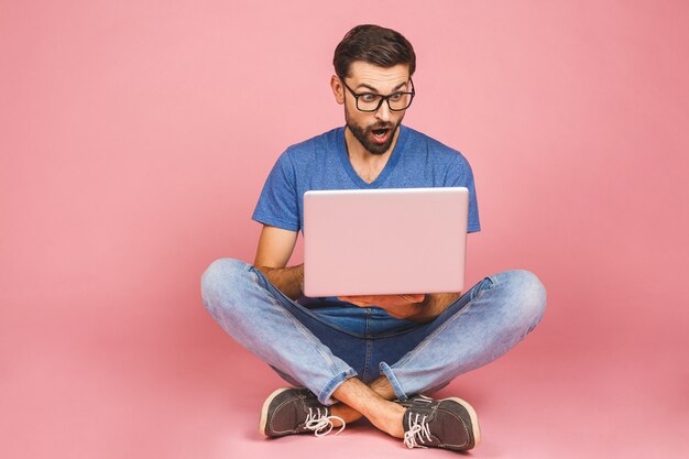 Conceito de trabalho on-line. homem de negócios casuais relaxado trabalhando e navegando na internet no computador portátil. freelance sentado e digitando no teclado do laptop em casa, escritório.