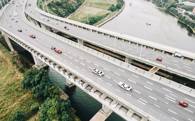 Conceito de transporte com pontes vista aérea