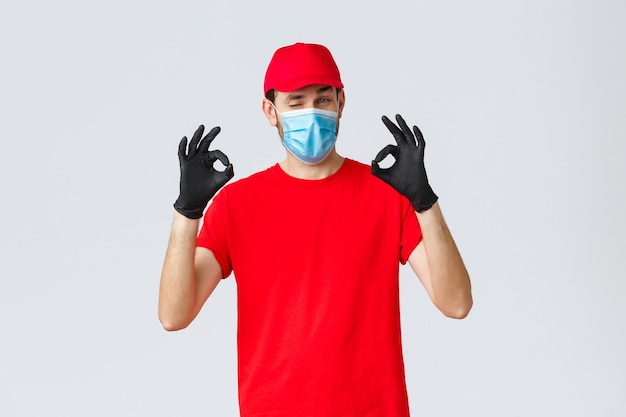 Conceito de transporte e compras on-line da Covid selfquarantine cara de entrega bonito em camiseta vermelha nós ...