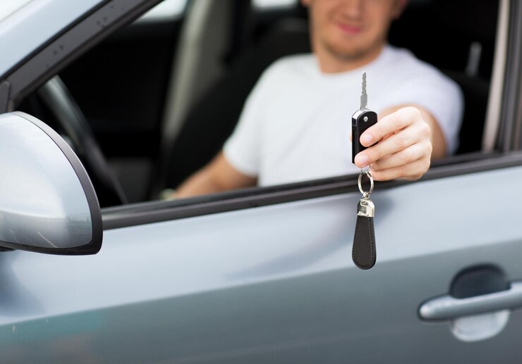 Foto conceito de transporte e propriedade - homem com chave do carro fora