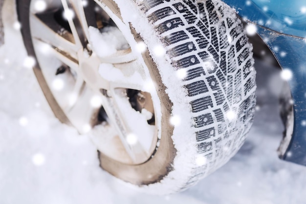 conceito de transporte, inverno e veículo - closeup da roda do carro