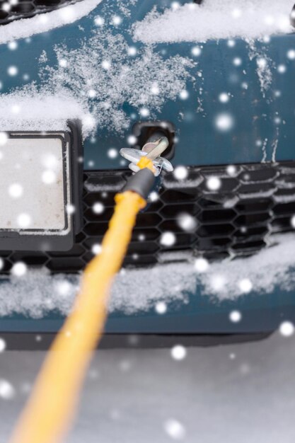 conceito de transporte, inverno e veículo - closeup de carro rebocado com corda de reboque