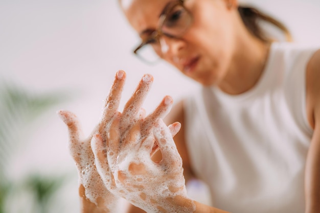 Conceito de transtorno obsessivo-compulsivo Mulher lavando as mãos obsessivamente