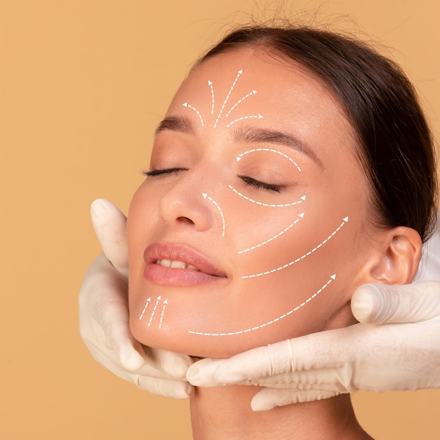 Foto conceito de tratamento de beleza jovem recebendo massagem facial de cosmetologista cortada