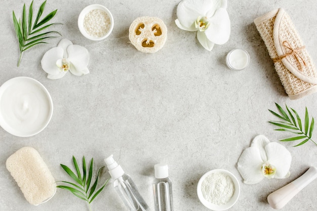 Conceito de tratamento de spa naturalorganic spa cosméticos produtos sal marinho e folhas de palmeira trópica em g