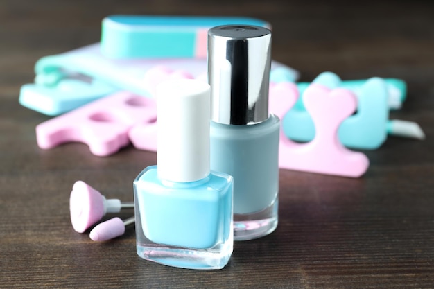 Conceito de tratamento de unhas com acessórios de manicure em fundo de madeira