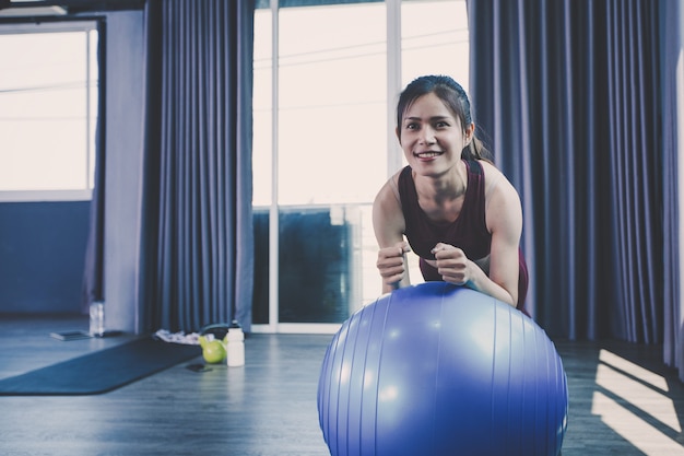 Conceito de treino; jovens praticando exercícios em sala de aula